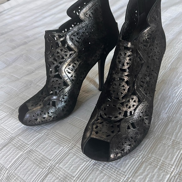 Vera Wang Shoes - Vera Wang Black Laser-Cut Heels